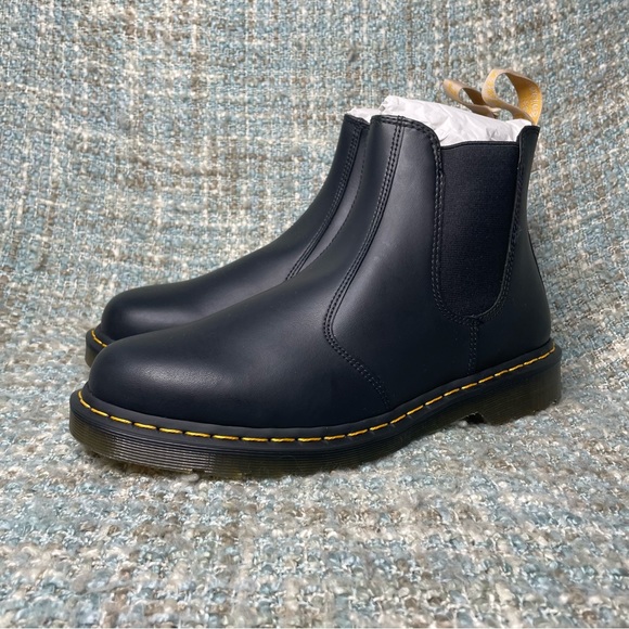 Dr. Martens Men's 2976 Vegan Chelsea Boot in Black Felix Rub Off - Picture 2 of 9